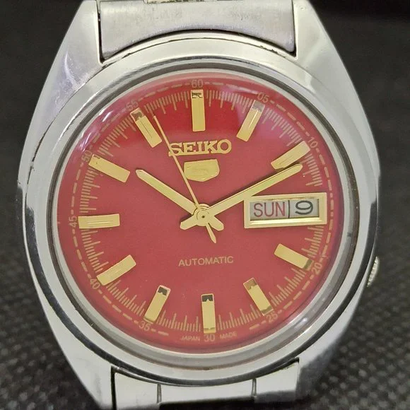 Vintage 1973 Seiko 5 Automatic Mens Silver Watch W/DayDate & Gold Accents - Picture 5 of 8
